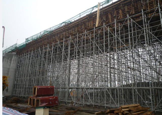 Ringlock scaffolding system supporting bridge and infrastructure concrete formwork