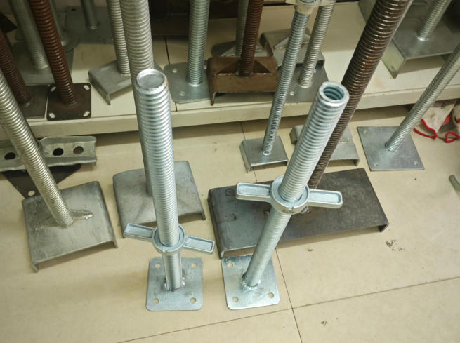 adjustable-scaffold-jack-bases-foundation-stability-solutions-for-construction-sites_01.jpg