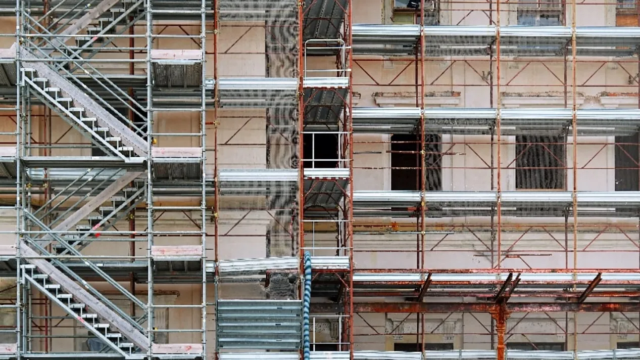 Ringlock modular scaffolding system used for safe access in high-rise building construction Ringlock modular scaffolding system used for safe access in high-rise building construction